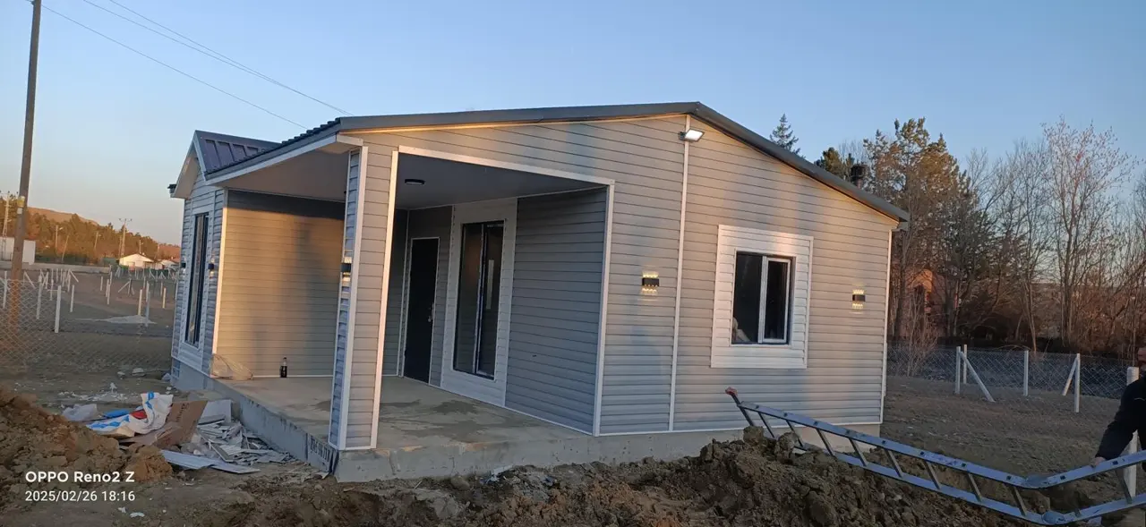 64 m² Prefabrik Ev: akşam ışığında giriş cephesi