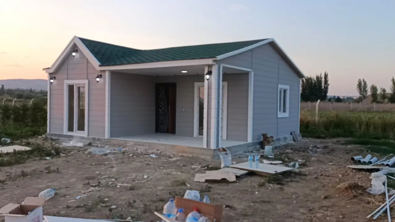 64 m² Prefabrik Ev: üçgen çatı altında giriş