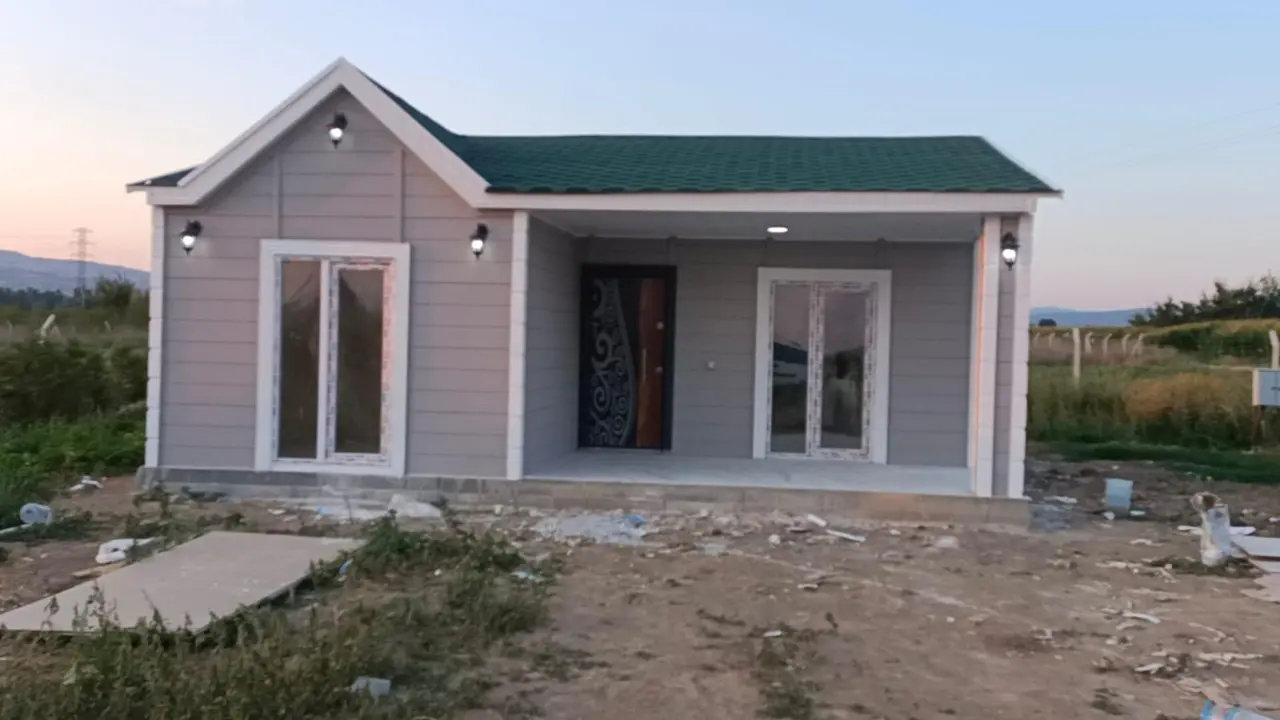 64 m² Prefabrik Ev: ön cephede iki yan pencere