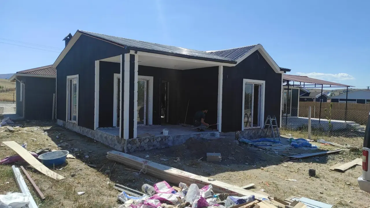 64 m² Prefabrik Ev: koyu cephe ve veranda kolonları