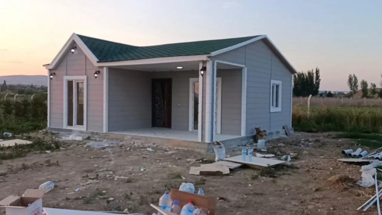 64 m² Prefabrik Ev: gri cephede kapı yerleşimi