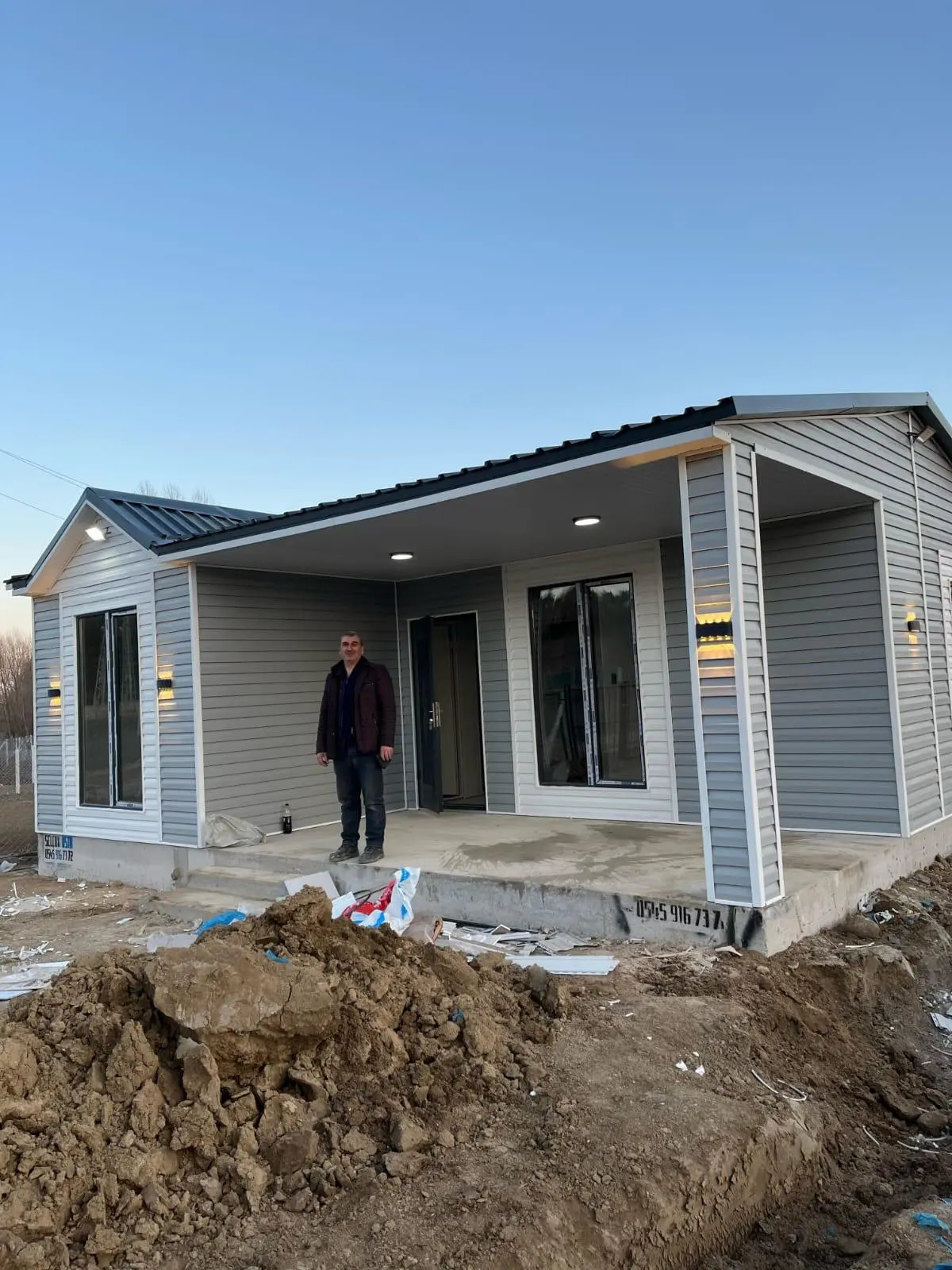 64 m² Prefabrik Ev: giriş terasının bahçe ile bağlantısı