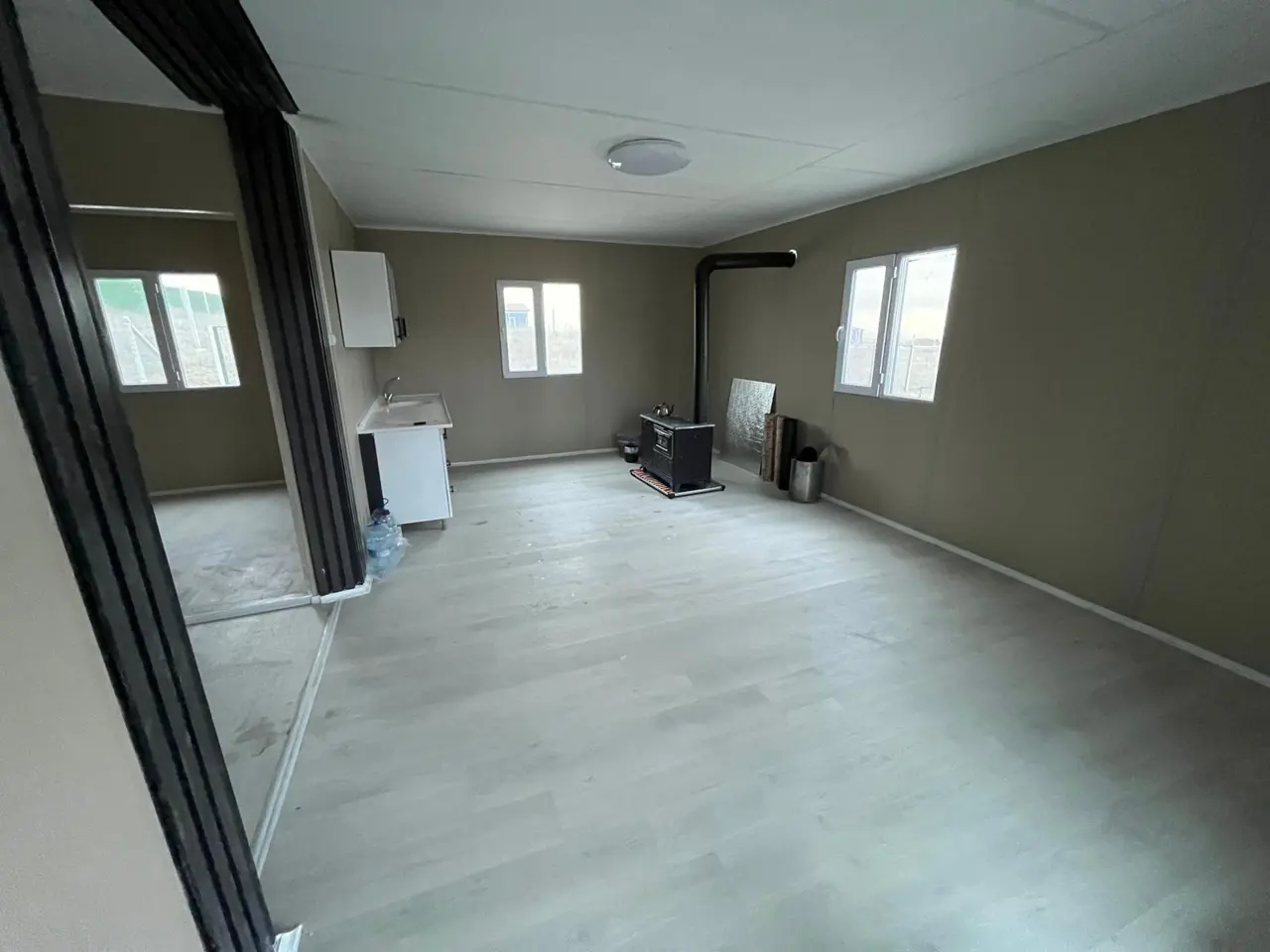 64 m² Prefabrik Ev: mutfaklı iç yaşam alanı