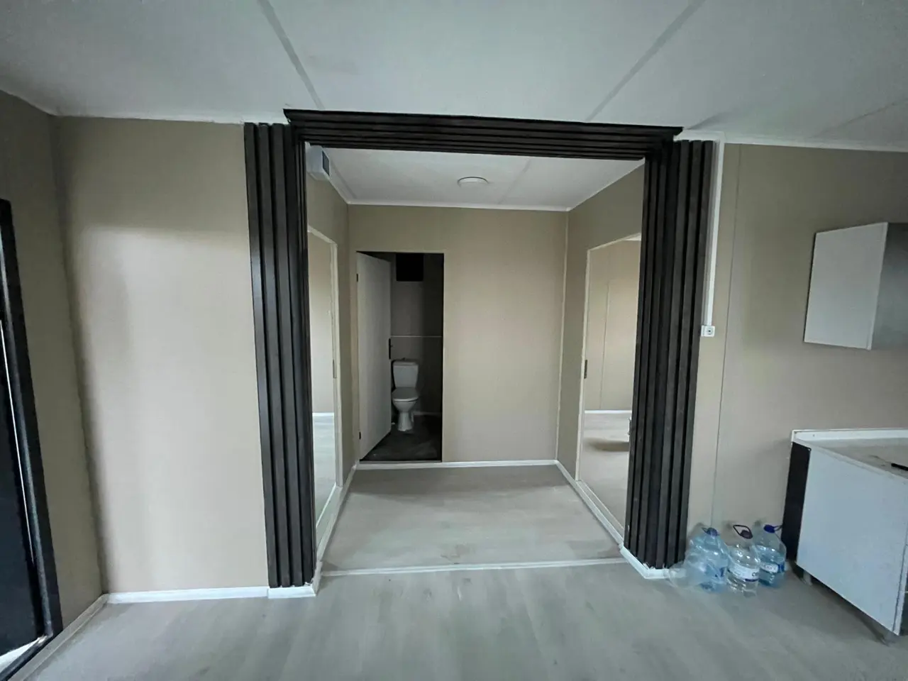 64 m² Prefabrik Ev: i̇ç oda ve koridor bağlantısı