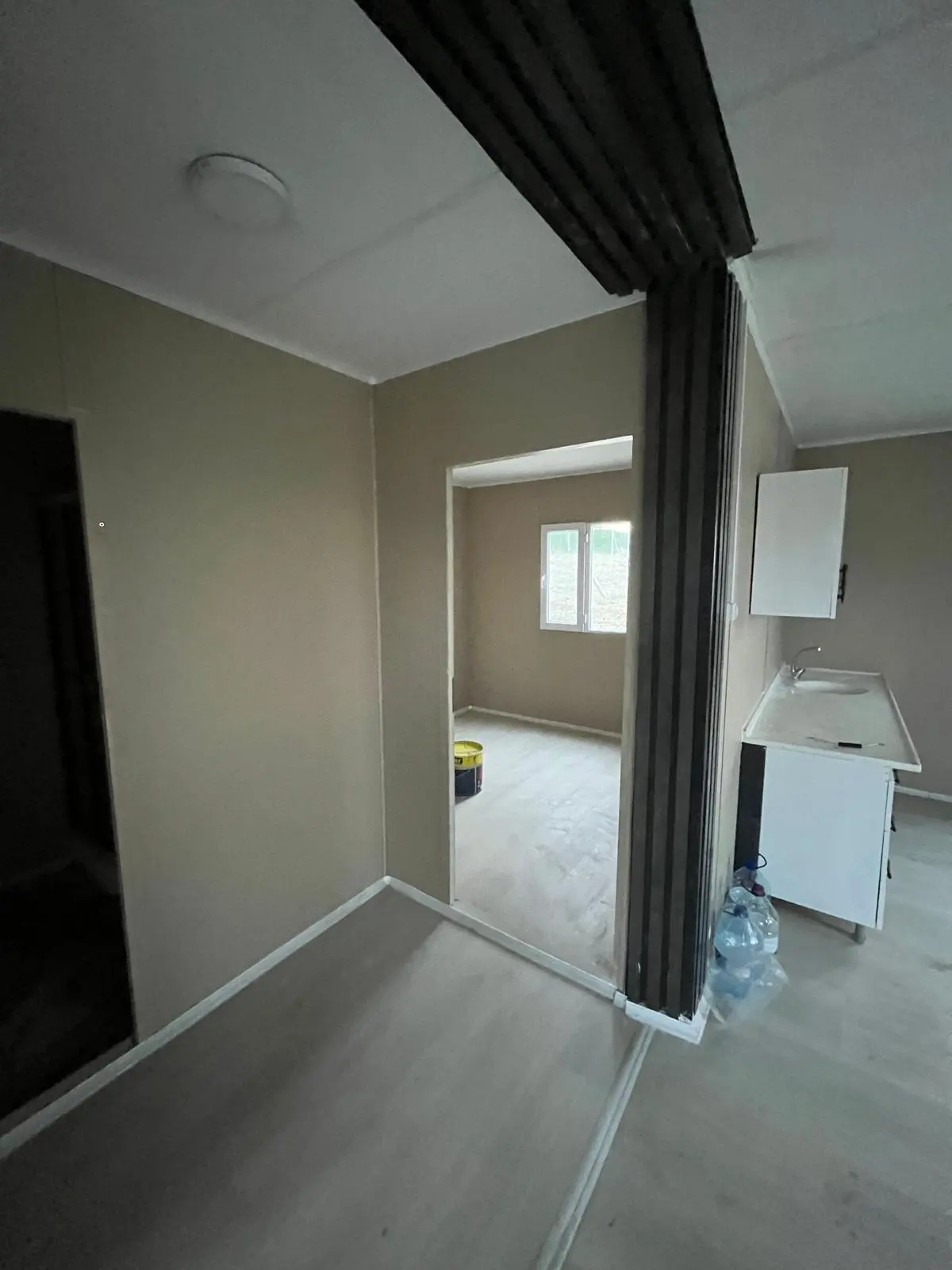 64 m² Prefabrik Ev: giriş kapısından yaşam alanına bakış