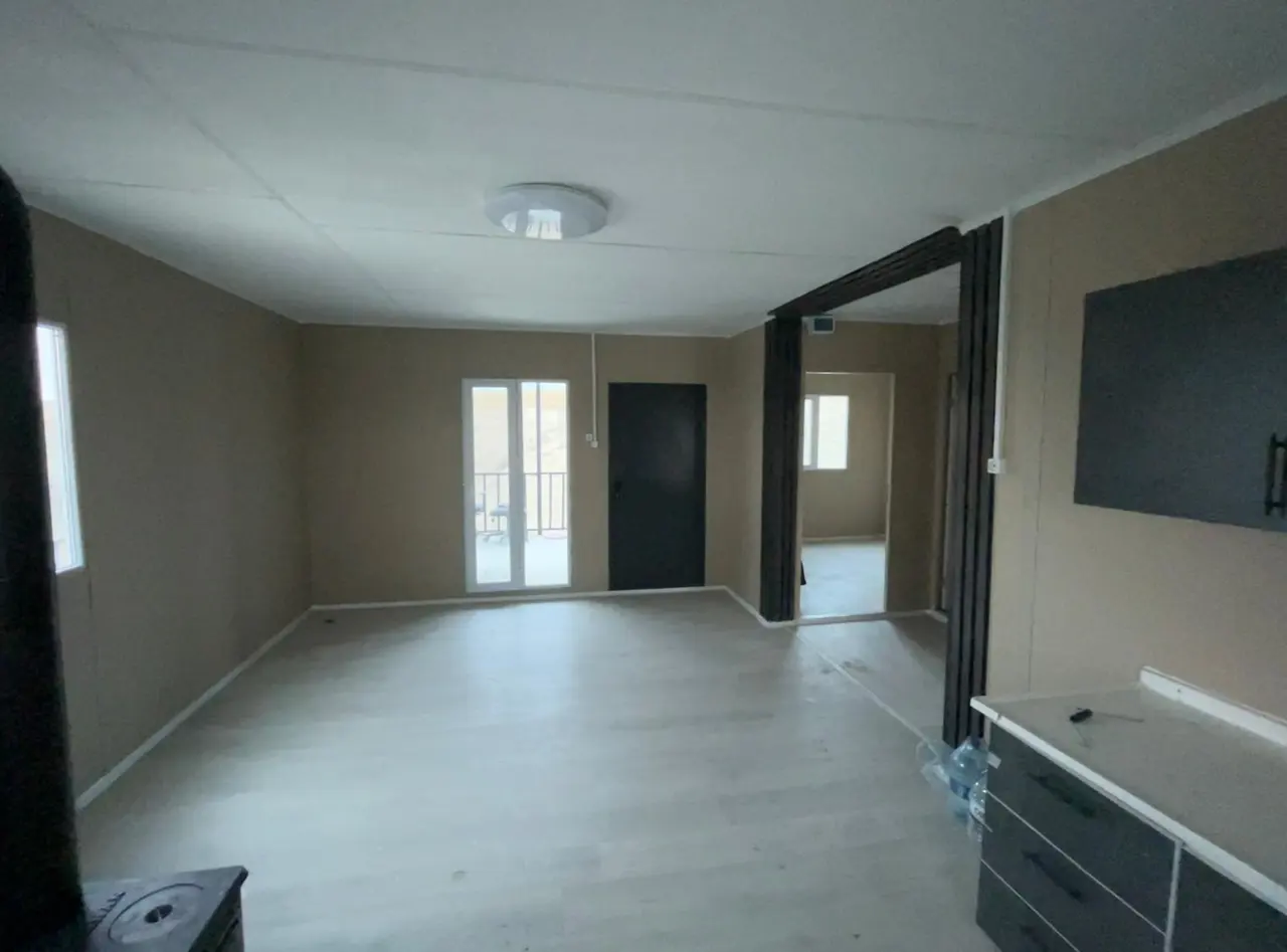 64 m² Prefabrik Ev: i̇ki pencereli iç oda