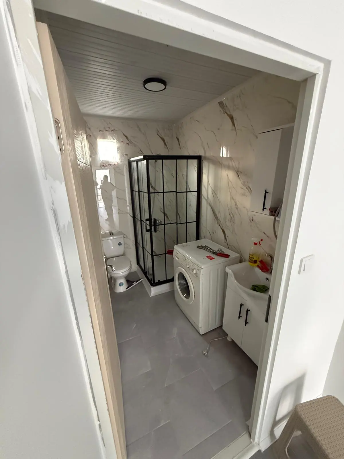 64 m² Prefabrik Ev: uzun banyoda tesisat alanı