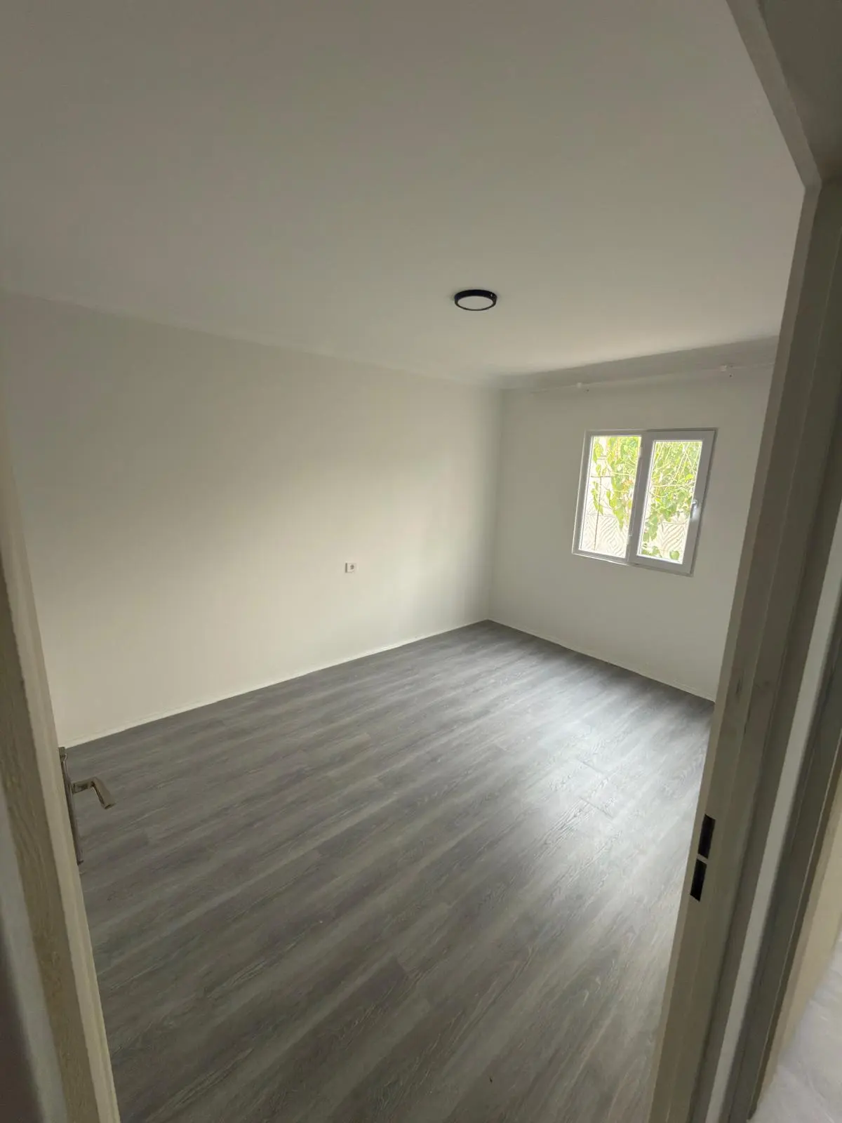 64 m² Prefabrik Ev: pencere önündeki boş oda