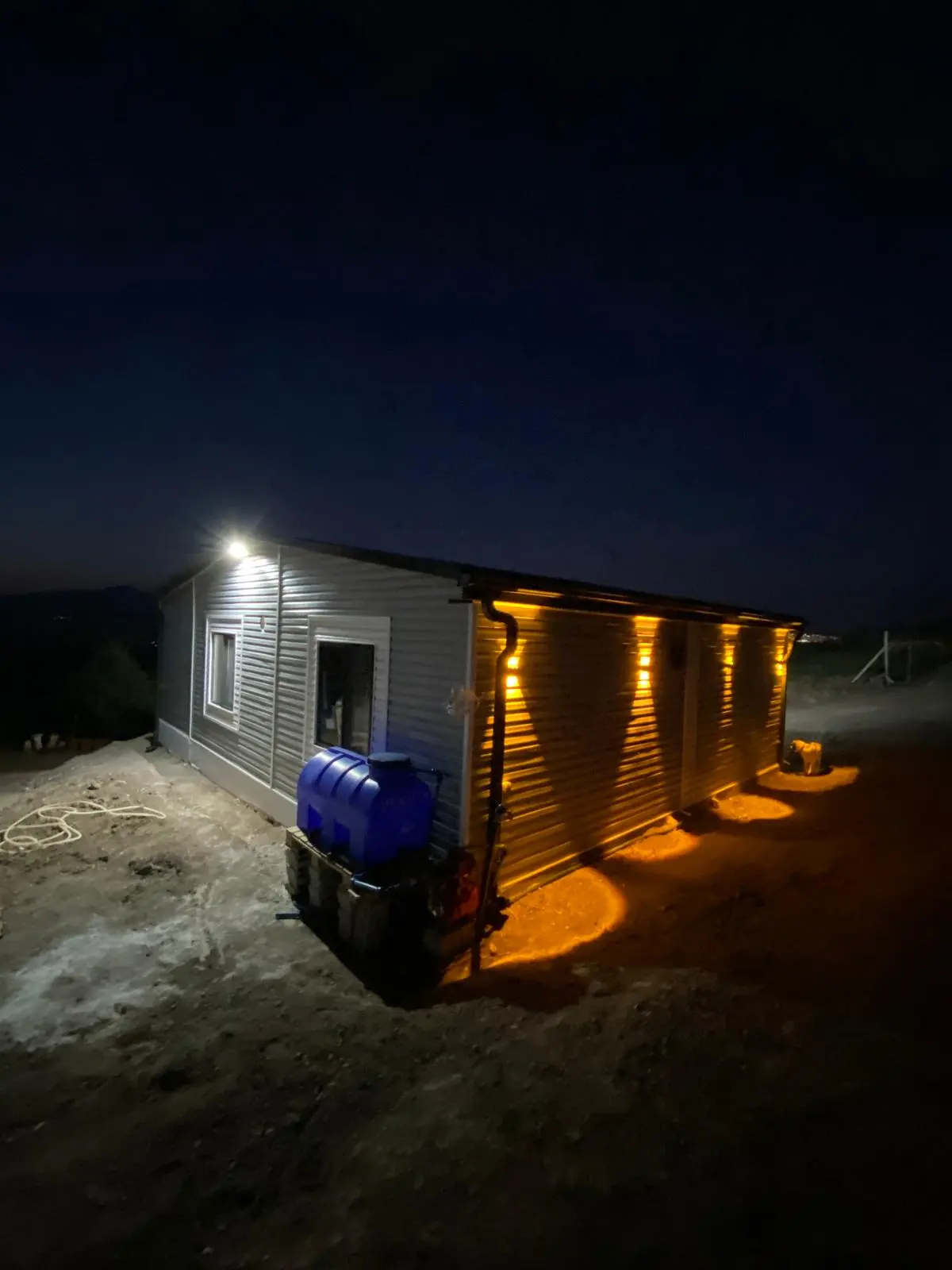 75 m² Prefabrik Ev: gece aydınlatılan giriş cephesi