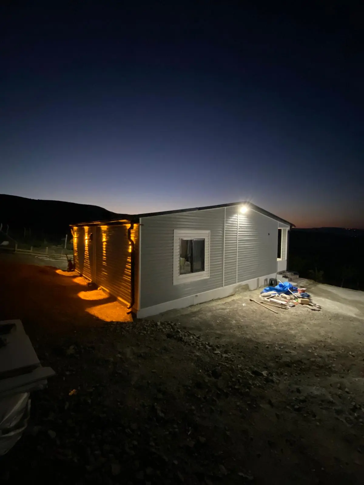 75 m² Prefabrik Ev: akşam ışığında yan cephe