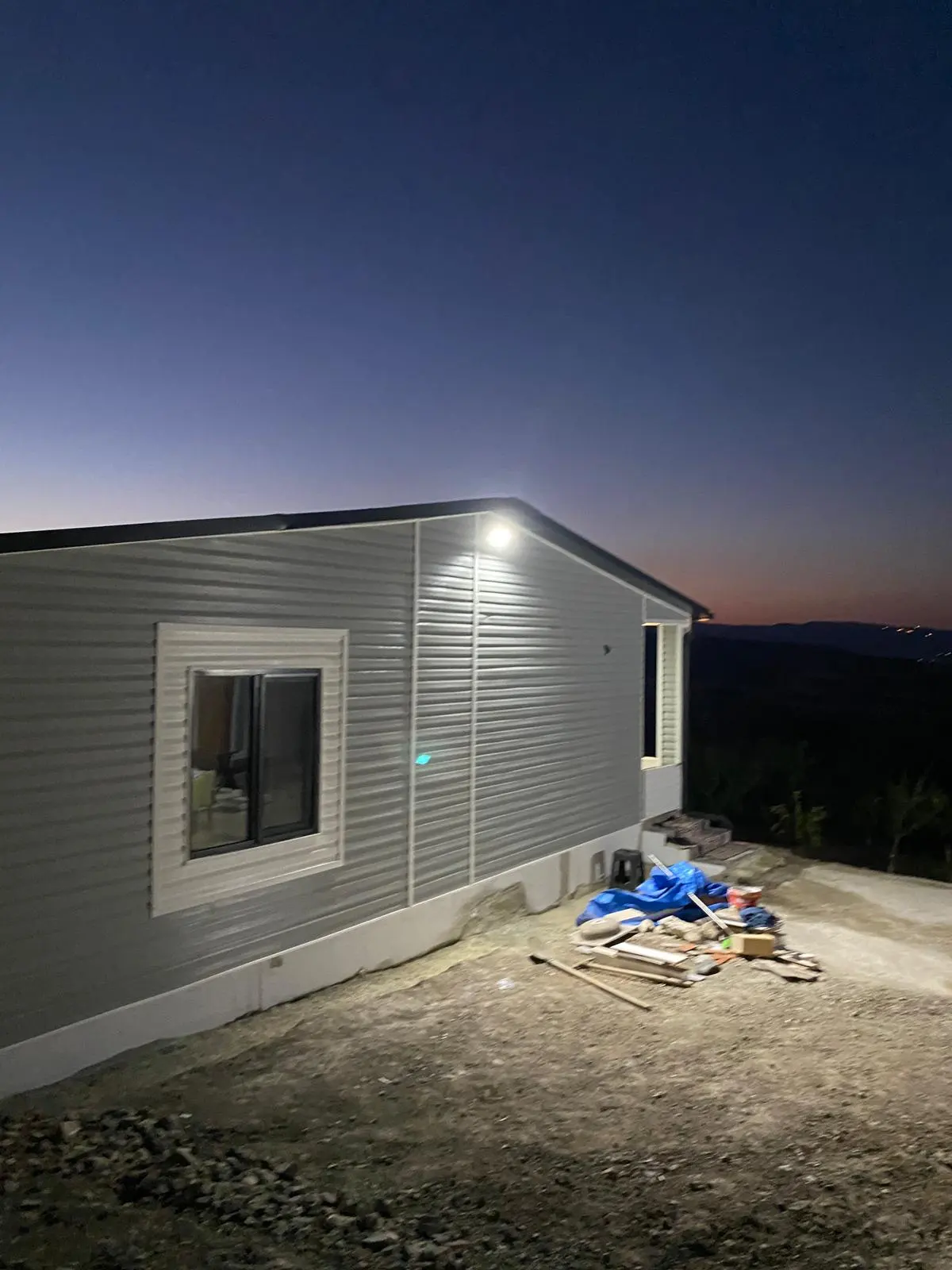 75 m² Prefabrik Ev: gece çekiminde pencere ve kapı