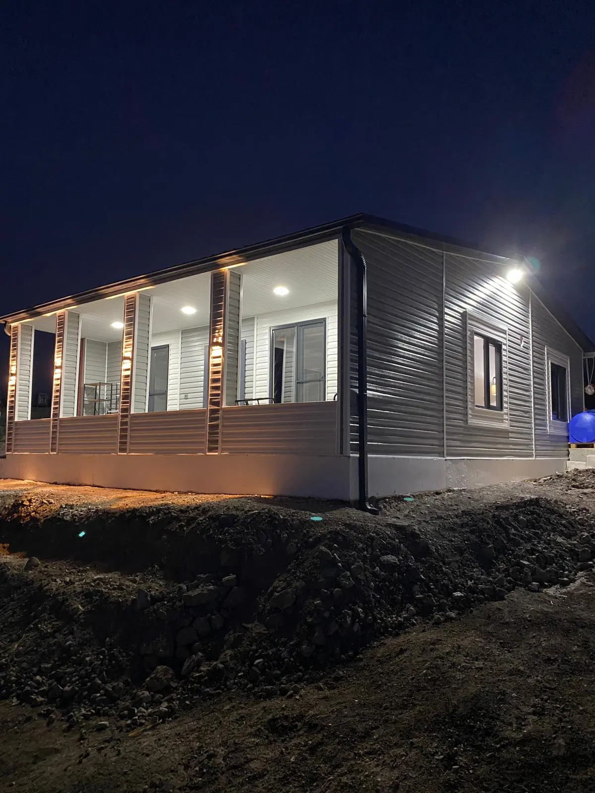 75 m² Prefabrik Ev: verandaya uzaktan gece bakışı