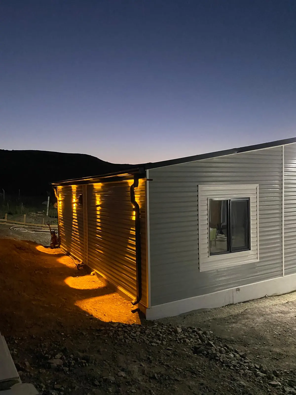 75 m² Prefabrik Ev: girişte sıcak tonlu aydınlatma