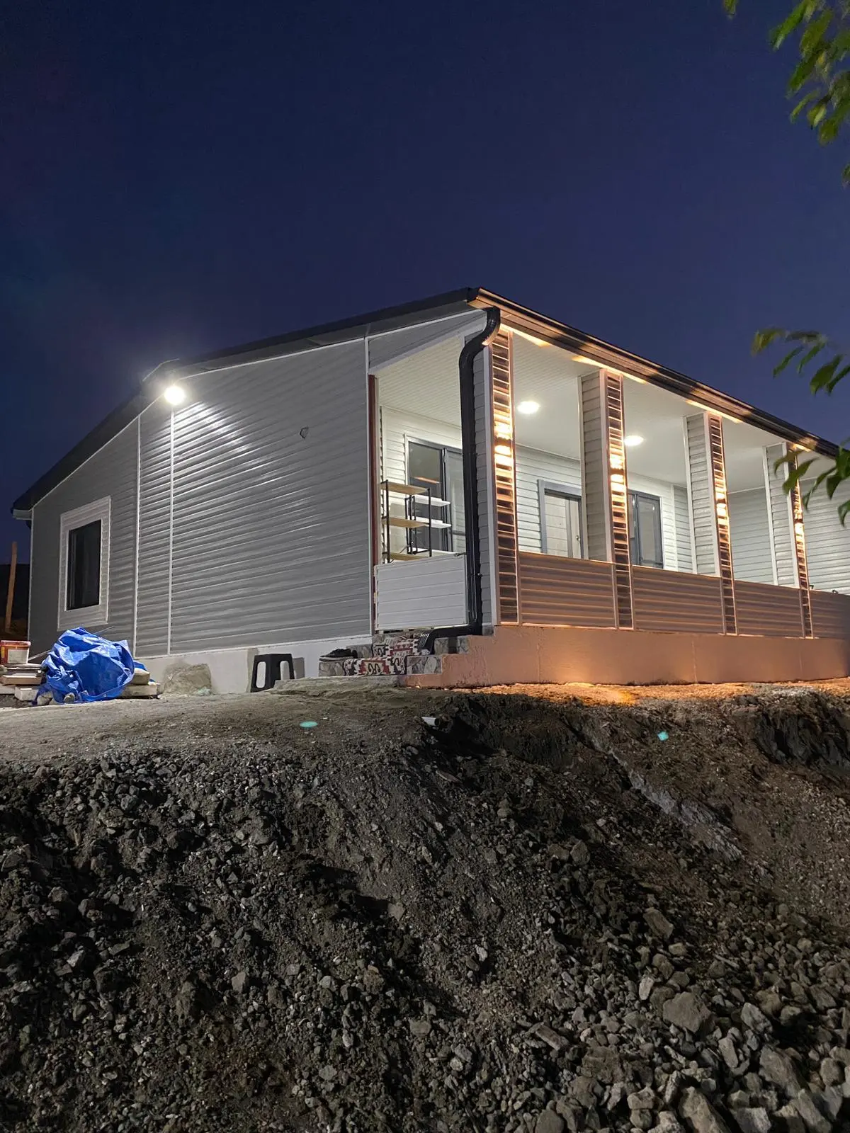 75 m² Prefabrik Ev: arazi üzerinde aydınlatılmış köşe cephe