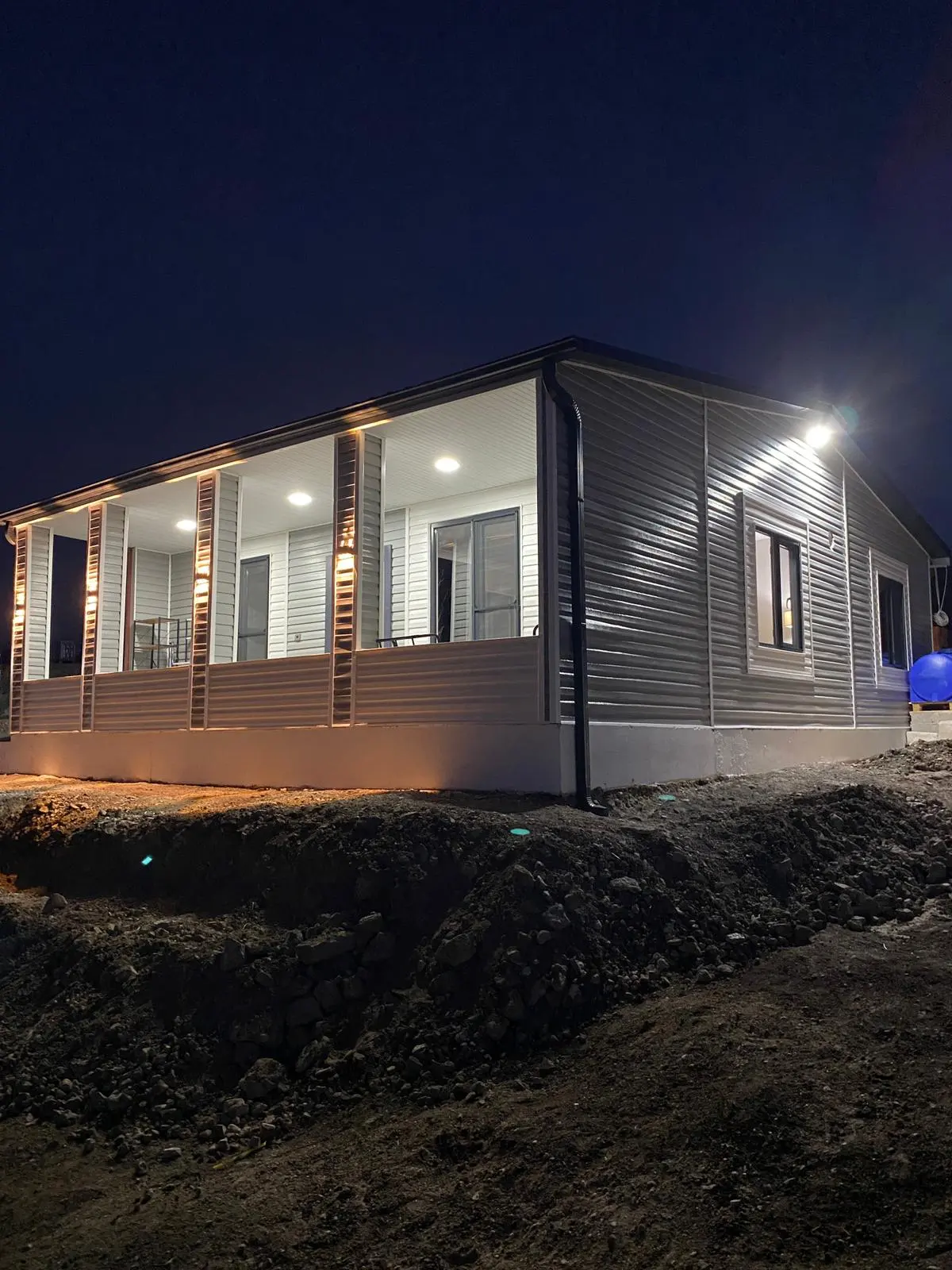 75 m² Prefabrik Ev: gece görünümünde geniş veranda