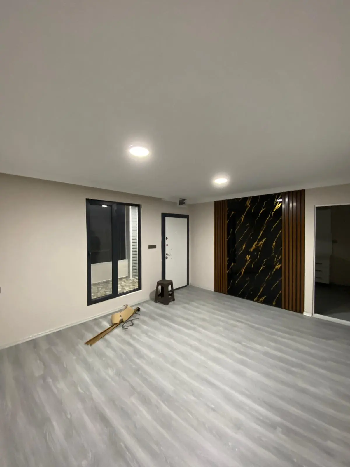 75 m² Prefabrik Ev: geniş yaşam alanında mutfak köşesi