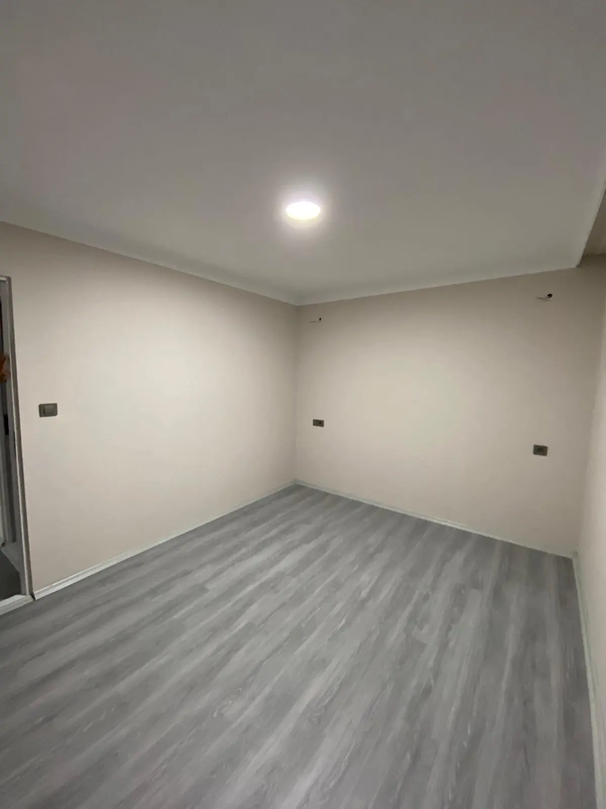 75 m² Prefabrik Ev: boş odada gri zemin
