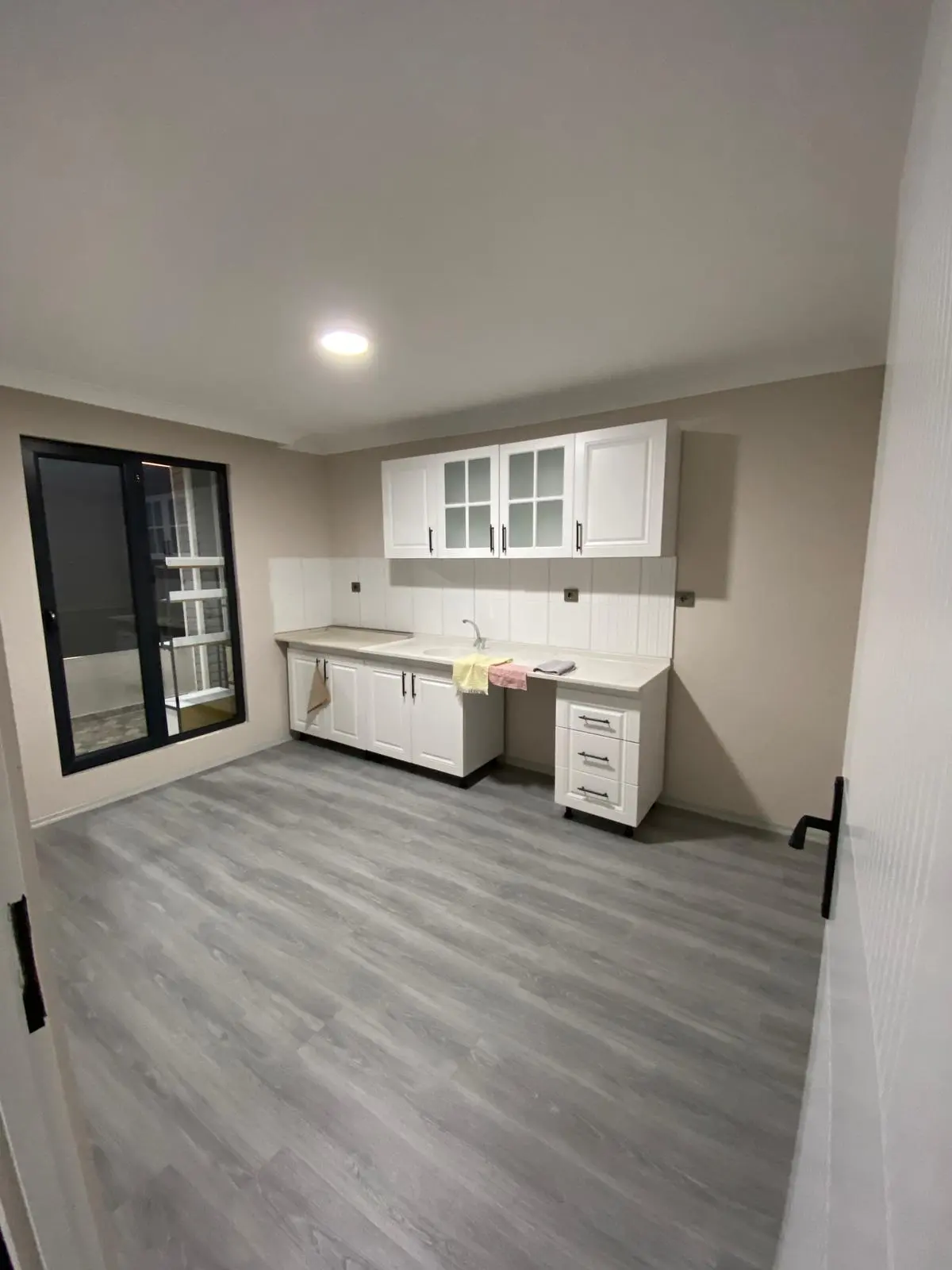 75 m² Prefabrik Ev: açık mutfaklı salon görünümü