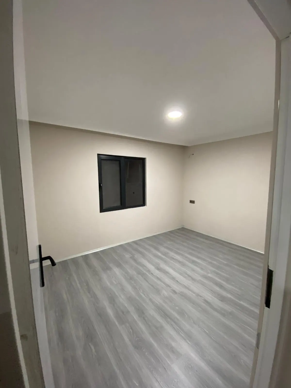 75 m² Prefabrik Ev: i̇ki pencereli boş oda