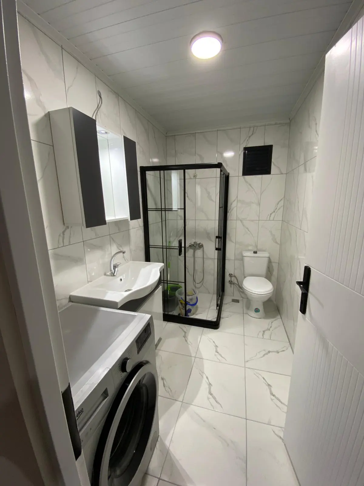 75 m² Prefabrik Ev: lavabo dolabı ve duşakabin
